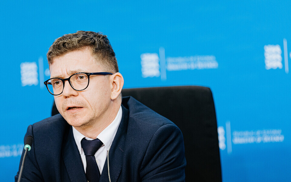 Gert Kaju kaitseministeeriumi pressikonverentsil