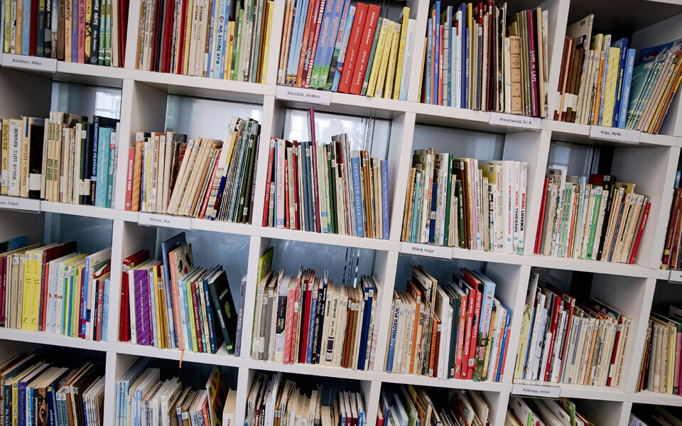 Книжная полка в библиотеке.