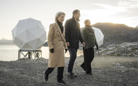 Euroopa Komisjoni president Ursula von der Leyen (vasakult alates), Gröönimaa valitsusjuht Jens-Frederik Nielsen ja Taani peaminister Mette Frederiksen külastasid esmaspäeval ettevõtte Eutelsat Oneweb jaama Nuukis.