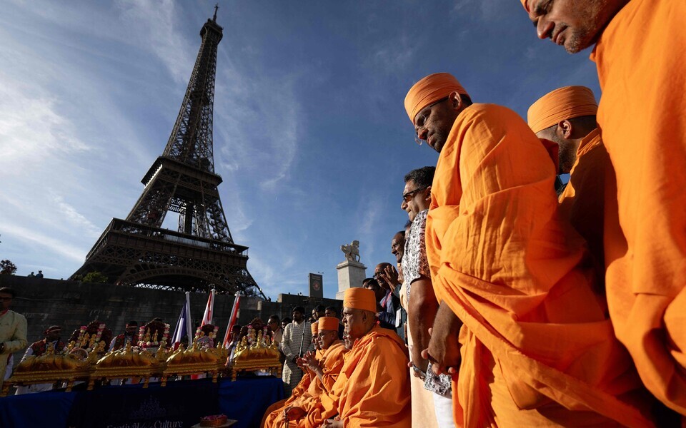 Hinduistliku organisatsiooni Bochasanwasi Akshar Purushottam Swaminarayan Sanstha (BAPS) mungad Pariisis Eiffeli torni lähistel peetud religioossel tseremoonial.