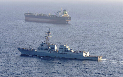 Эсминец ВМС США USS Rafael Peralta (DDG 115) перехватывает иранский танкер в мае этого года.