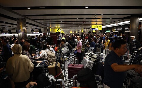 Oma lennu väljumist ootavad reisijad teisipäeval Londoni Heathrow lennujaamas.