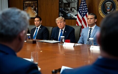 USA president Donald Trump (keskel) ning välisminister Marco Rubio (vasakul) ja sõjaminister Pete Hegseth.