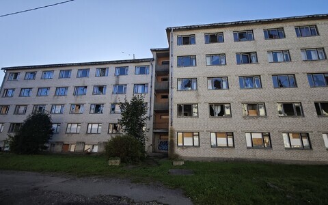 В Нарве спасатели тушили пожар в заброшенном общежитии.