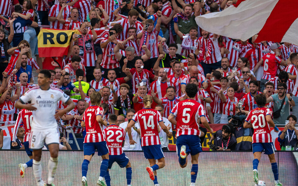 Madridi Atletico mängijad fännidega tähistamas