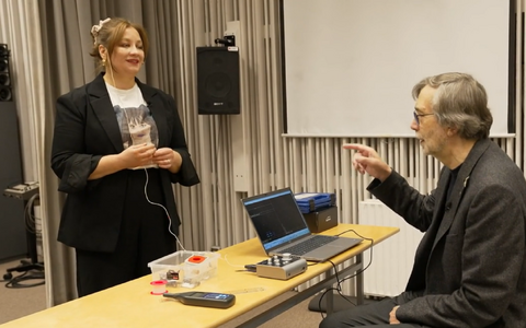 Teadlased kutsusid katse tarbeks laborisse ooperisolistid ja draamanäitlejad, kellel palusid mikrofoni ees aariaid nii laulda kui ka ooperiaaliate ja laulude teksti lihtsalt selgelt ette lugeda.