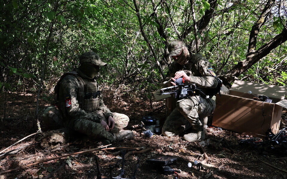 Украинские военные готовят к запуску FPV-дрон в Запорожской области.