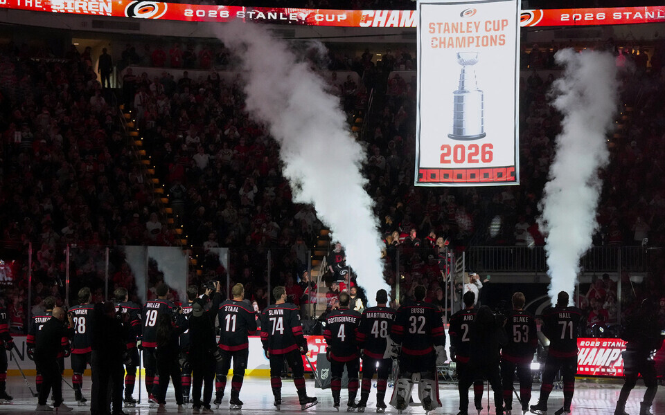 NHL-i tiitlikaitsja Carolina Hurricanesi hooaja avamäng algas traditsioonilise bänneritseremooniaga