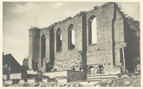 Флаг на руинах монастыря св. Бригитты в 1930-е годы.