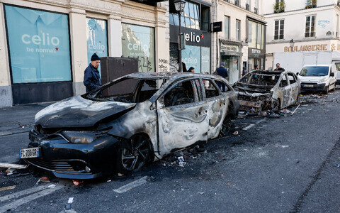 Meeleavaldustes ja rüüstamises purustatud autod ja poed Pariisis.