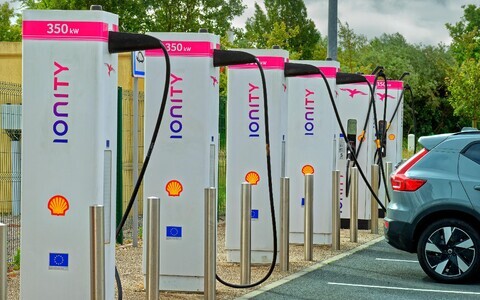 Зарядная станция для электромобилей.