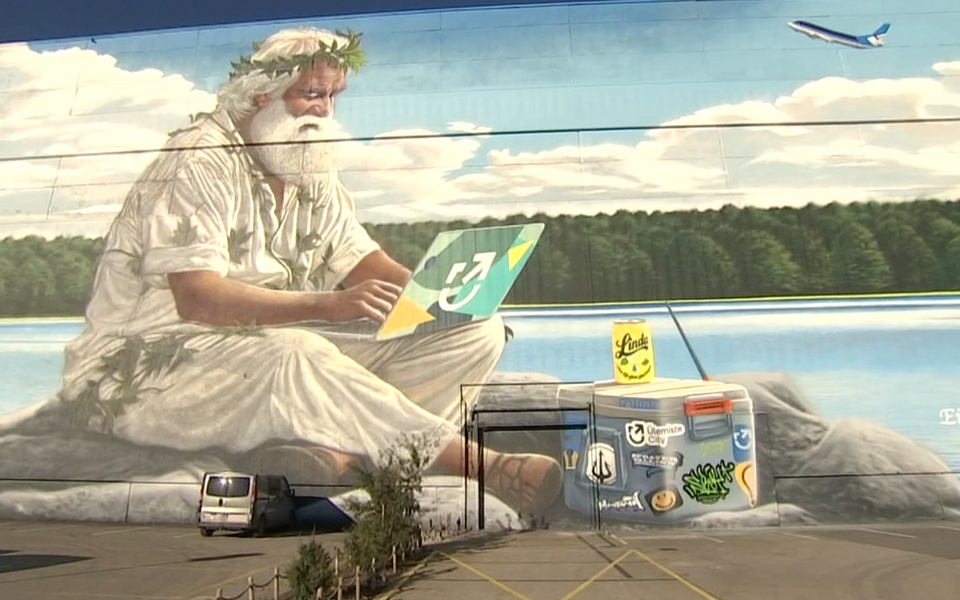 Мурал на стене бывшего цеха завода "Двигатель".