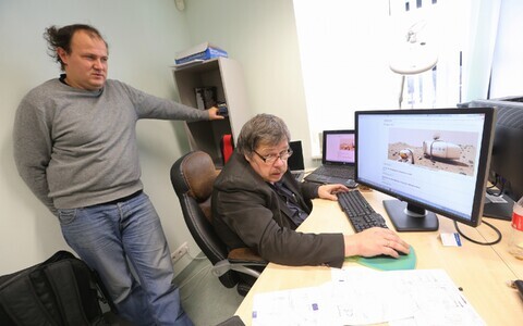 Marsi-maja ehitamise projektijuht Priit Kull (istumas) ja insener Tauri Tätte Tartu ülikooli tehnoloogiainstituudis.