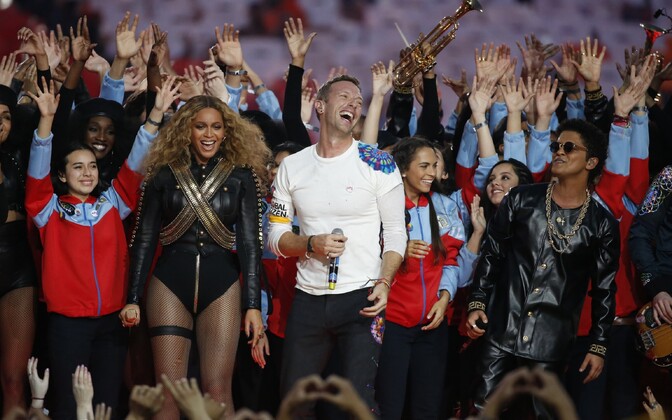 Beyonce, Coldplay ja Bruno Mars Super Bowli laval.