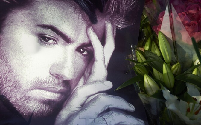 Fännid mälestavad George Michaelit lillesülemitega