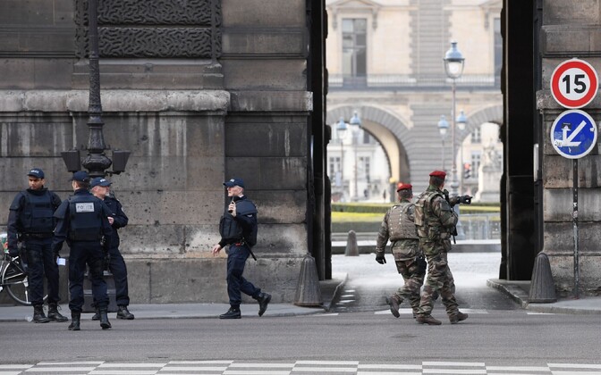 Politseinikud ja sõdurid Pariisis Louvre'i lähistel.