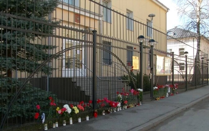 В Нарве люди несут цветы и зажигают свечи у здания генконсульства России.