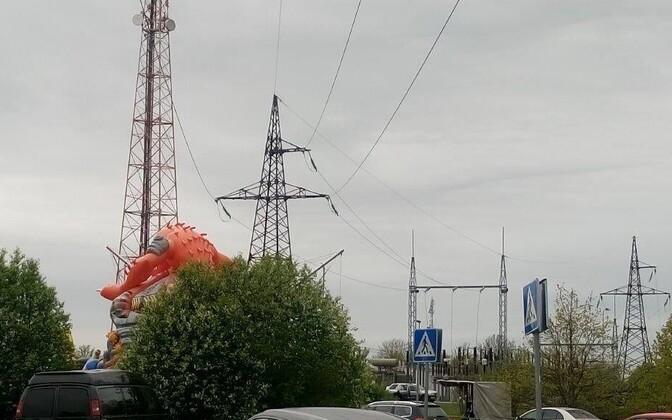 Батуты под линиями электропередач.