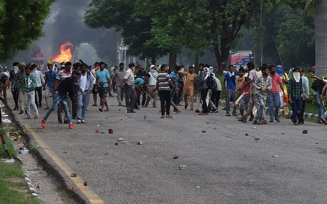 Indias hukkus rahutustest vähemalt 12 inimest.