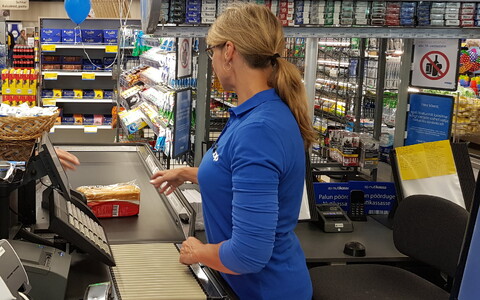 Касса в магазине Coop.