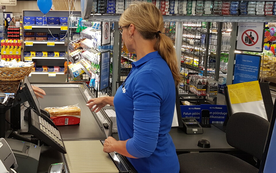 Касса в магазине Coop.