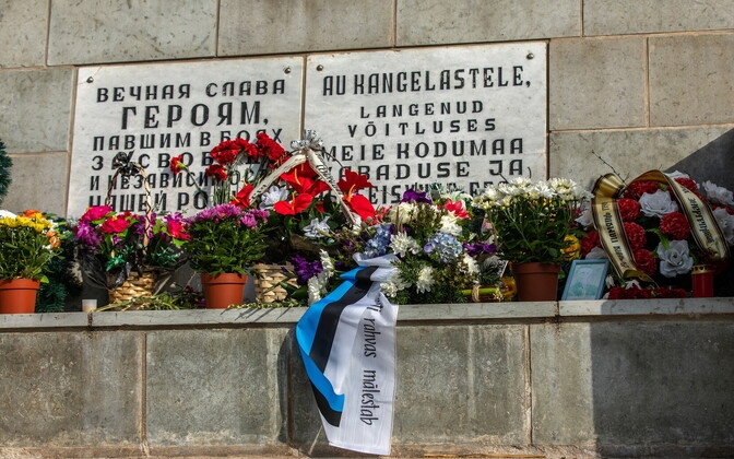 Возложение венка к мемориалу сражения в Синимяэ.