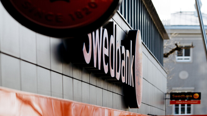 Experts: Swedbank situation worrying for shareholders, not customers