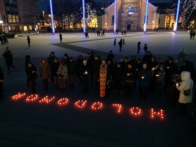 Ukrainians light candles on Freedom Square to remember Holodomor victims
