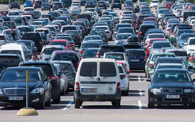 Magalarajoonide parkimisprobleemi leevendaks poeparklate ristkasutus - Vimarsana News