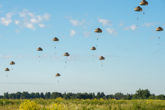 France holds 'surprise' short notice paratrooper exercise into Estonia - Vimarsana News