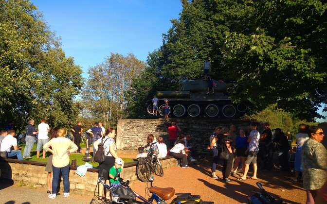 Photos: Crowd gathers around Narva's Soviet tank monument Wednesday evening - Vimarsana News