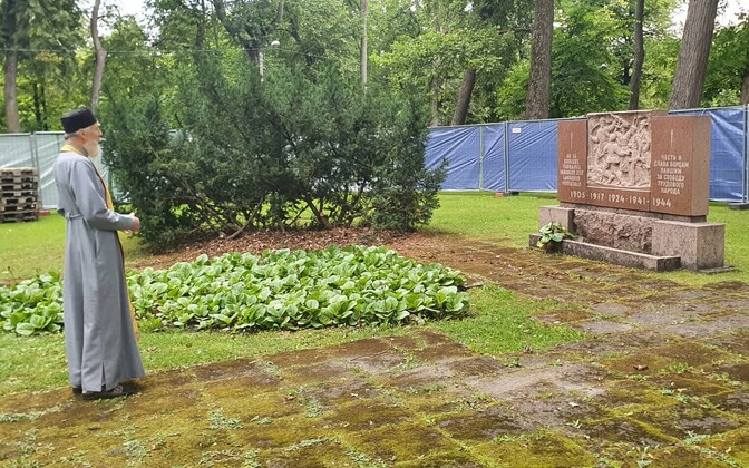 Pärnu removes Soviet monument from Old Park, begins relocating remains - Vimarsana News