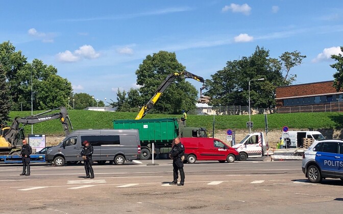 Police detain eight as Soviet monuments in Narva removed Tuesday - Vimarsana News