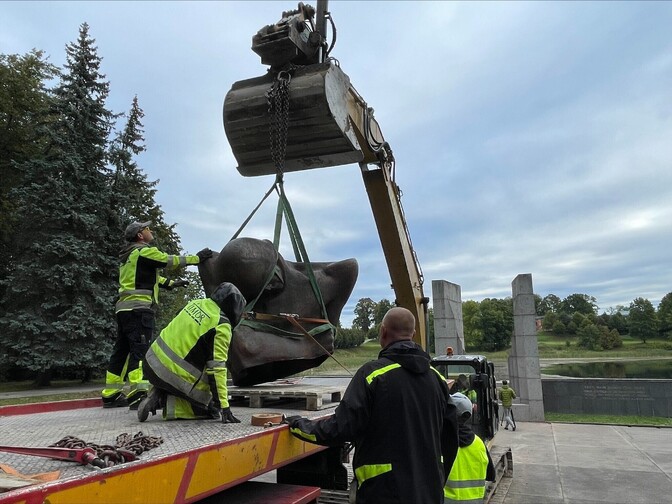 Work begins to remove Soviet-era monument from Tartu's Raadi Park - Vimarsana News