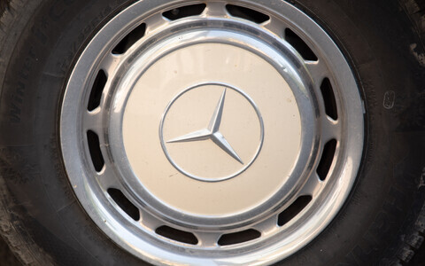 Логотип Mercedes-Benz.