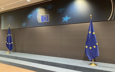 Euroopa lipud trib&uuml;&uuml;nil, kuhu EL-i juhid rivistuvad kohtumiste ajal &uuml;hisfotot tegema.