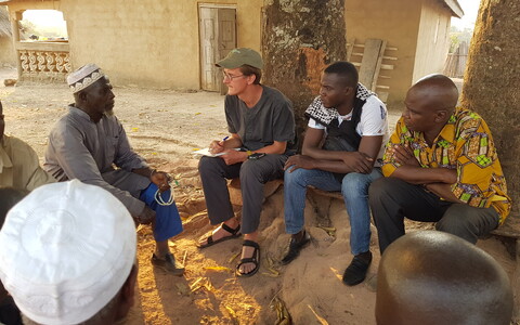 Gustav Kalm viimas läbi Intervjuud koos keskkonna inseneri Amadou Mansaré ja ajaloolase Morikè Sidibéga, Banankoro, Guinea, november 2019.