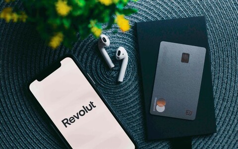 Revolut начал предлагать банковские услуги в Эстонии в 2021 году.