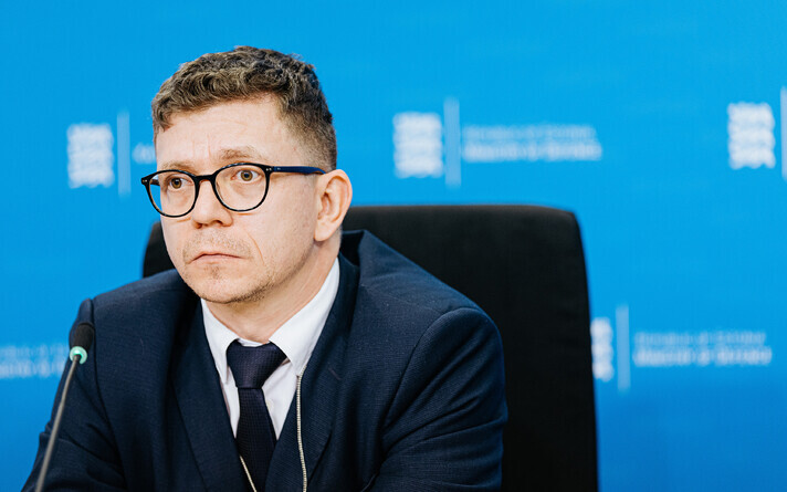Gert Kaju at a previous Ministry of Defense press conference.