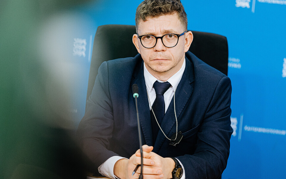 Gert Kaju kaitseministeeriumi pressikonverentsil