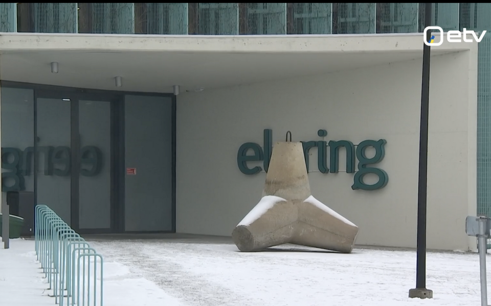 Betoonist kaitseplokk Eleringi peahoone sissep&auml;&auml;su ees.