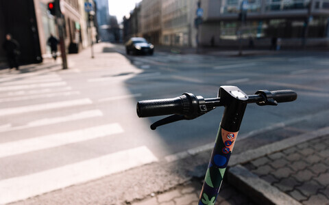 e-scooter handlebars (photo is illustrative).