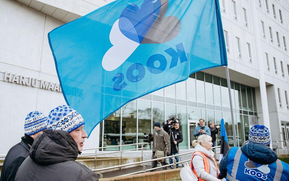 Erakonna Koos aktivistid kohtumaja ees Aivo Petersoni toetamas.