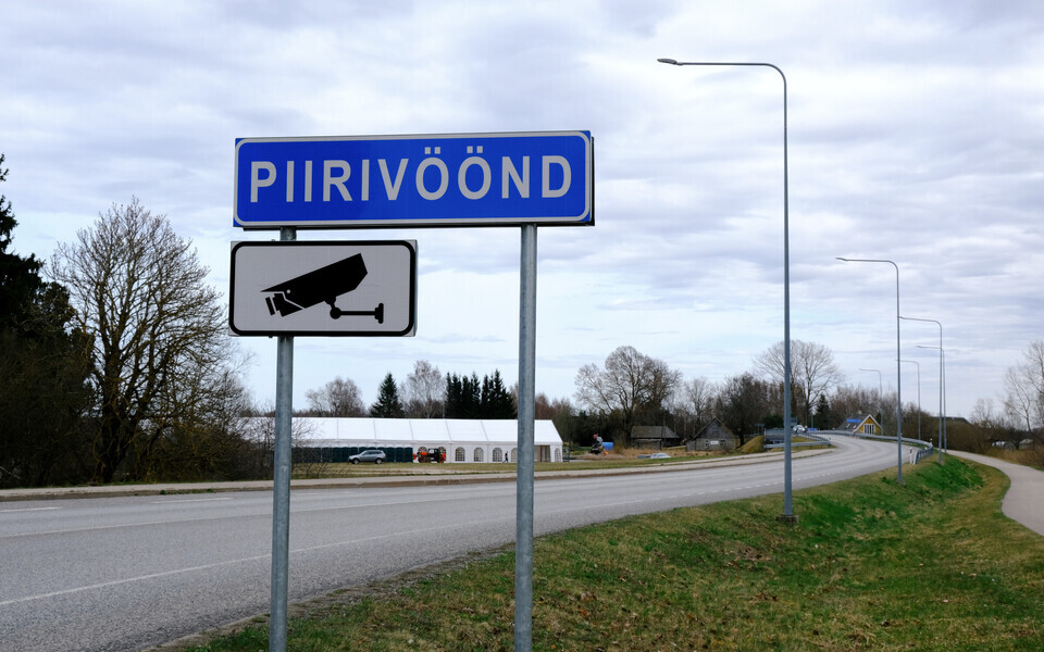 Piiriv&ouml;&ouml;ndi algust t&auml;histav liiklusm&auml;rk Kagu-Eestis, V&otilde;handu j&otilde;e &uuml;letava silla juures V&otilde;&otilde;psu aleviku ja V&otilde;&otilde;psu k&uuml;la vahel. 16. aprill, 2025.