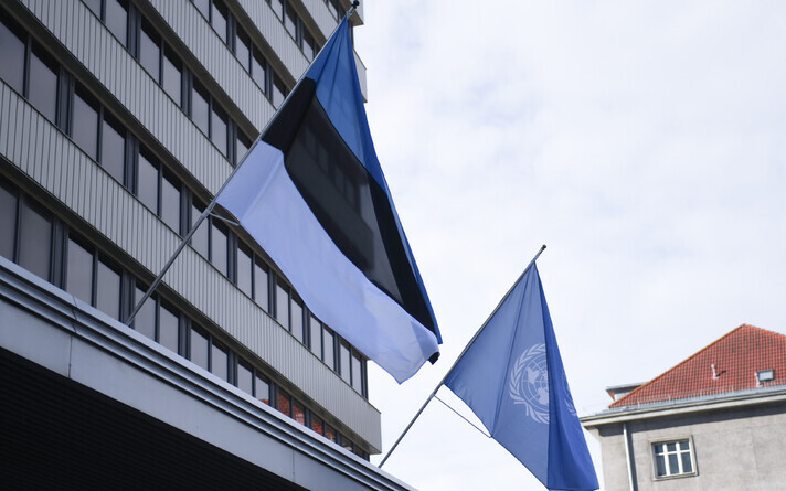 Estonian and United Nations flags on the Ministry of Foreign Affairs building.