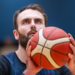 Kristjan Kitsing riputab korvpalliketsid varna