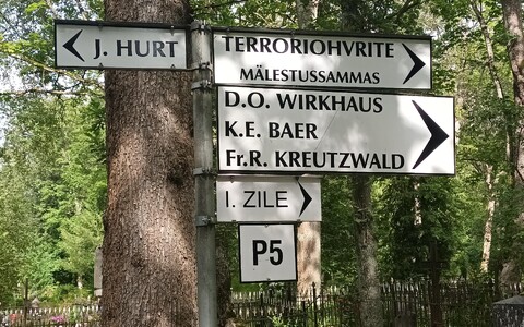 Signposts at Raadi Cemetery.