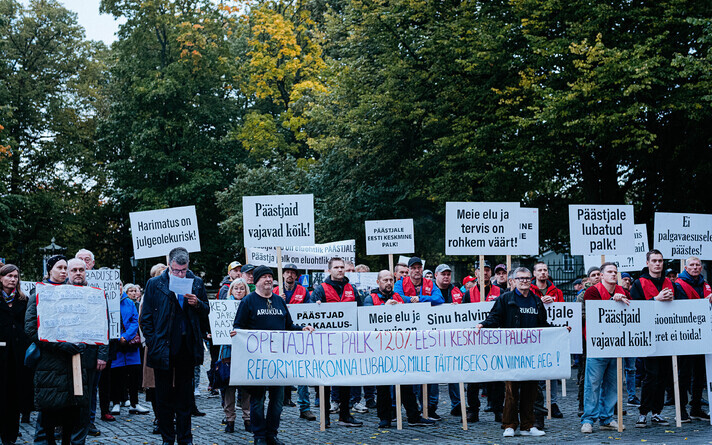 Teachers and rescuers protesting in front of the Riigikogu.