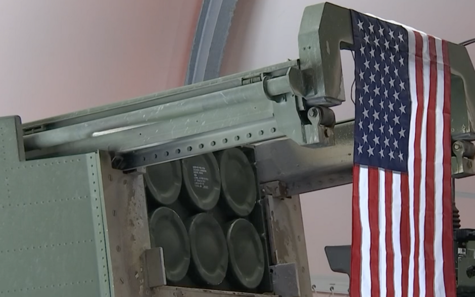 USA lipp  mitmikraketiheitjal HIMARS, mis on &uuml;ks relvas&uuml;steeme, mida Eesti ja teised Balti riigid on Ameerika &Uuml;hendriikidelt ostnud.