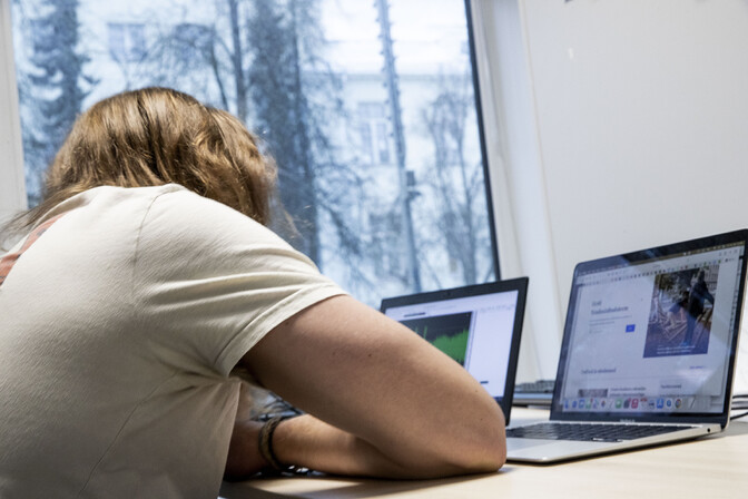 Survey: most employees handle personal matters during working hours